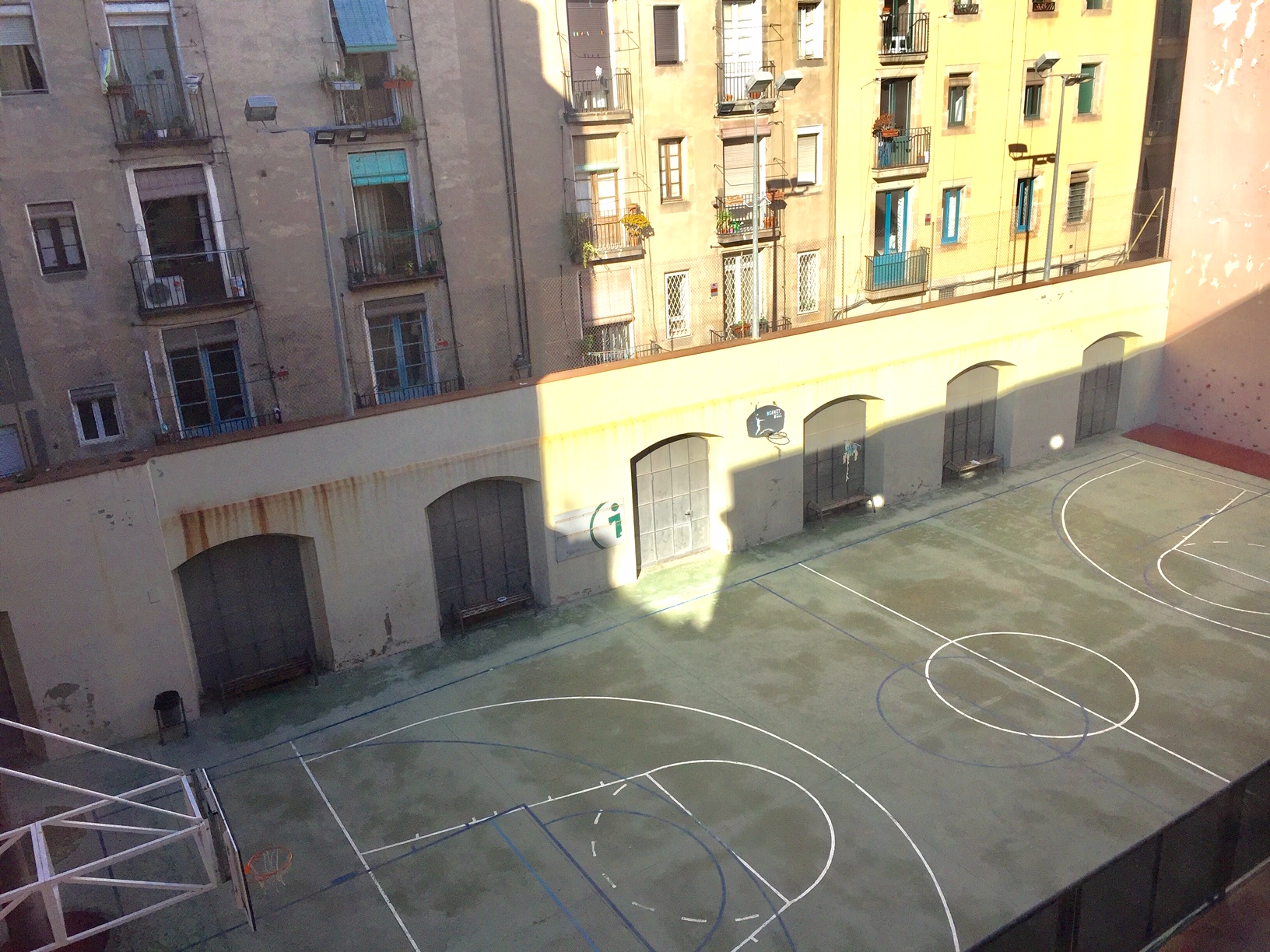 Image of a school yard in one of the selected schools (Escola Cervantes). 