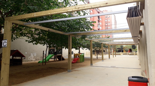 Pergola with deploying awning 