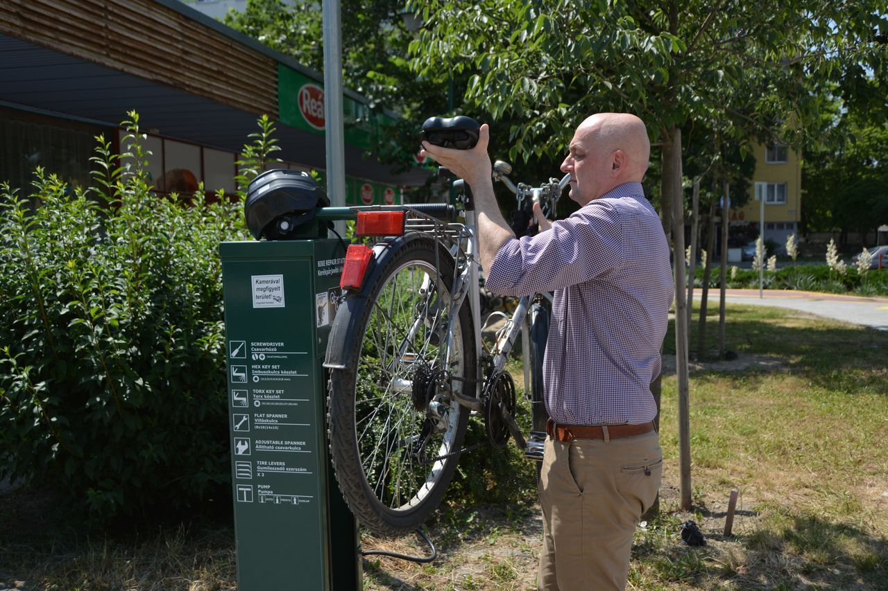 Sándor Nagy is using a newly installed bike service deck