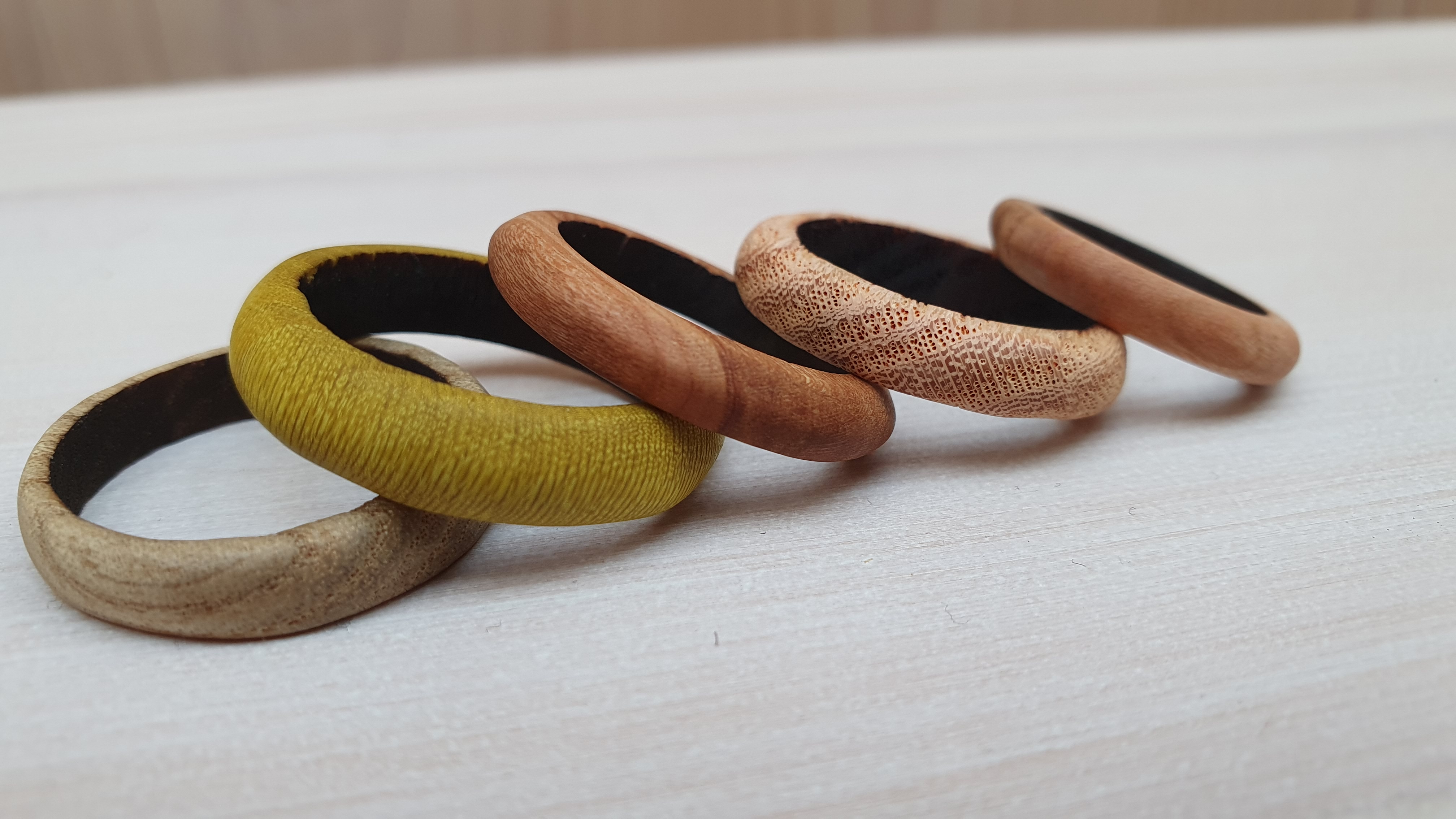 Unique jewellery made of wood of invasive species