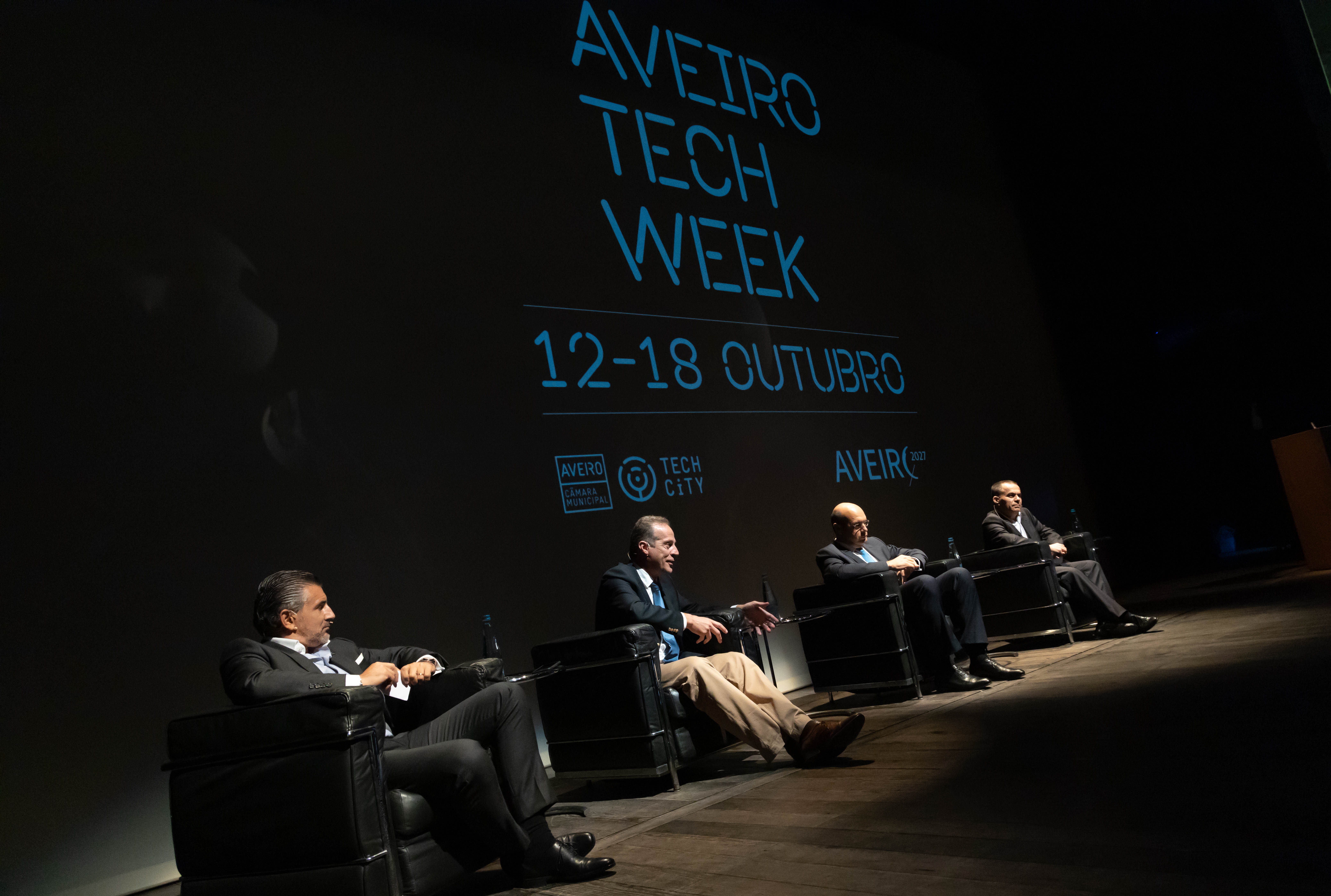 Picture representing people discussing