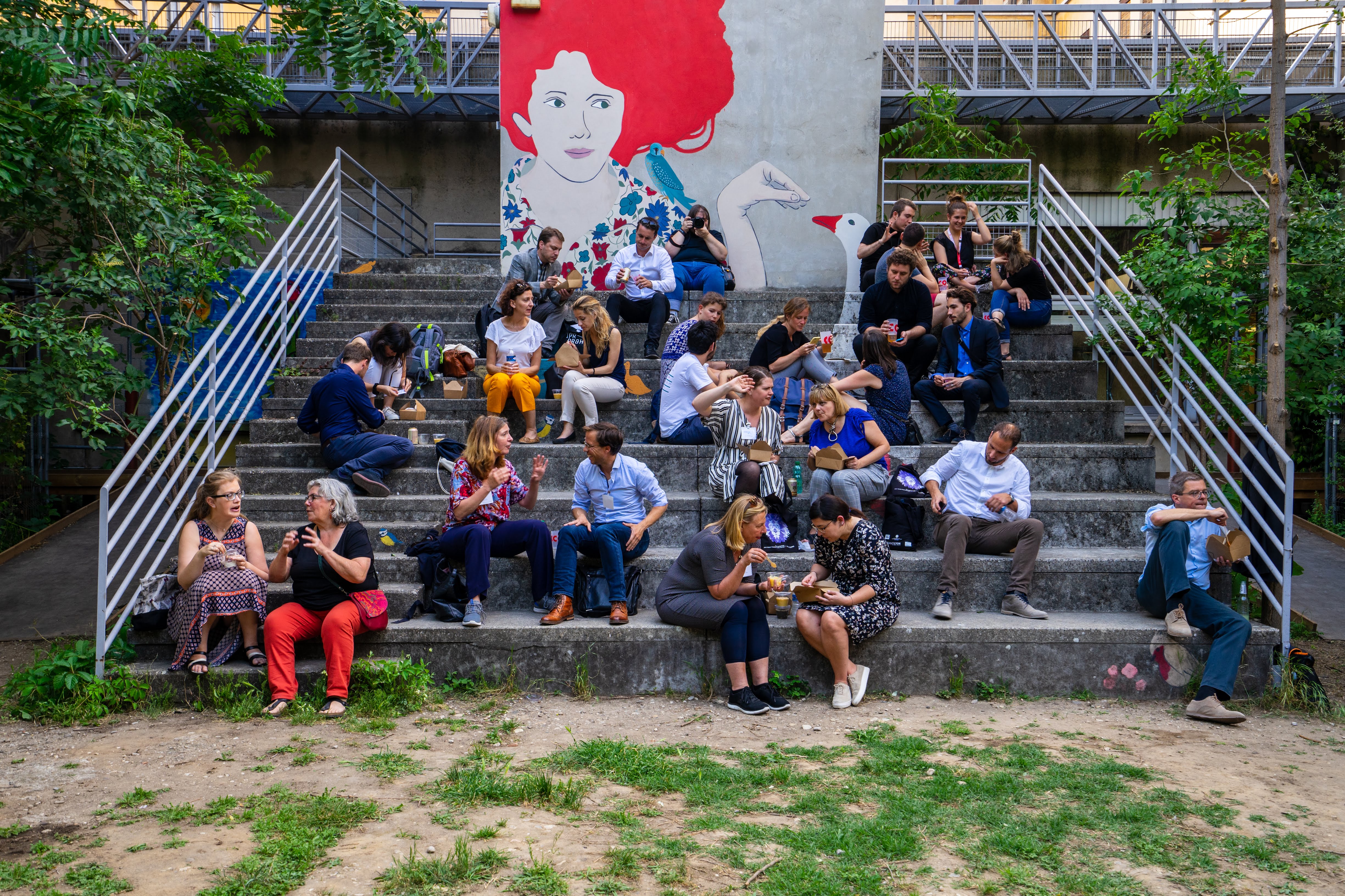 Picture representing people discussing and eating in an urban environment