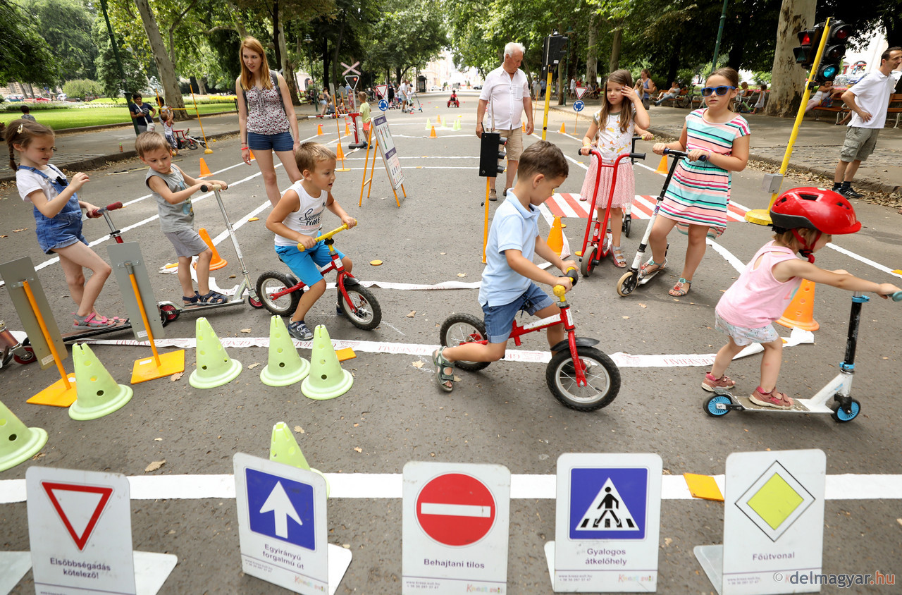 Széchenyi Square Swarming with Scooters and Mini Motorbikes