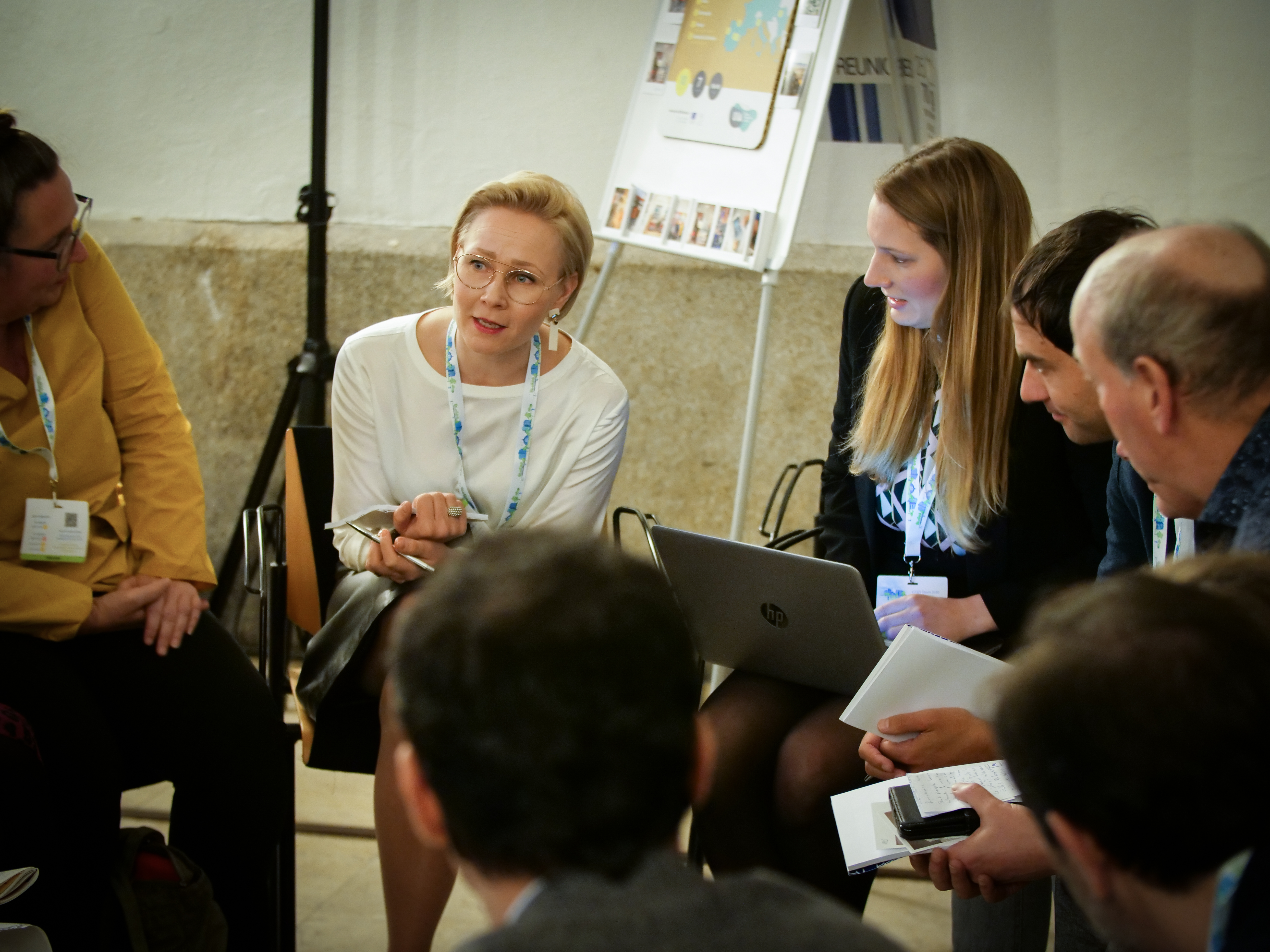 Picture representing people discussing