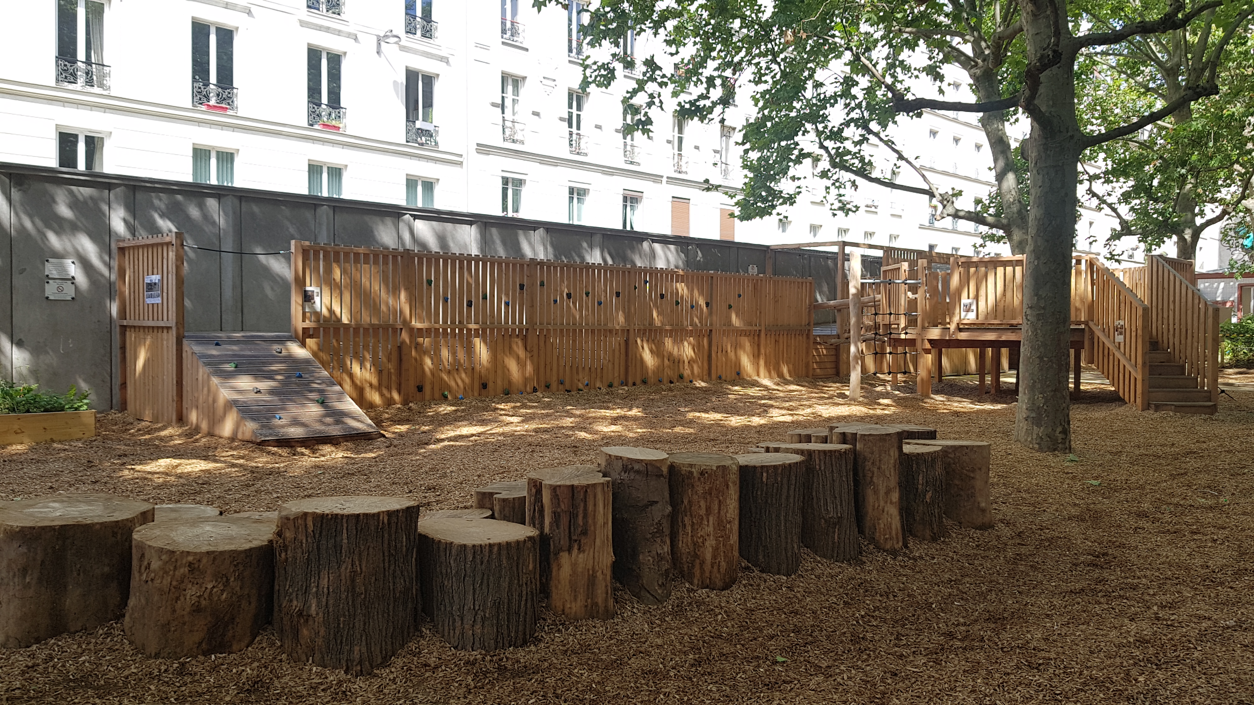 View of the courtyard and its new facilities © Ligue de l’enseignement / Marion Pouliquen