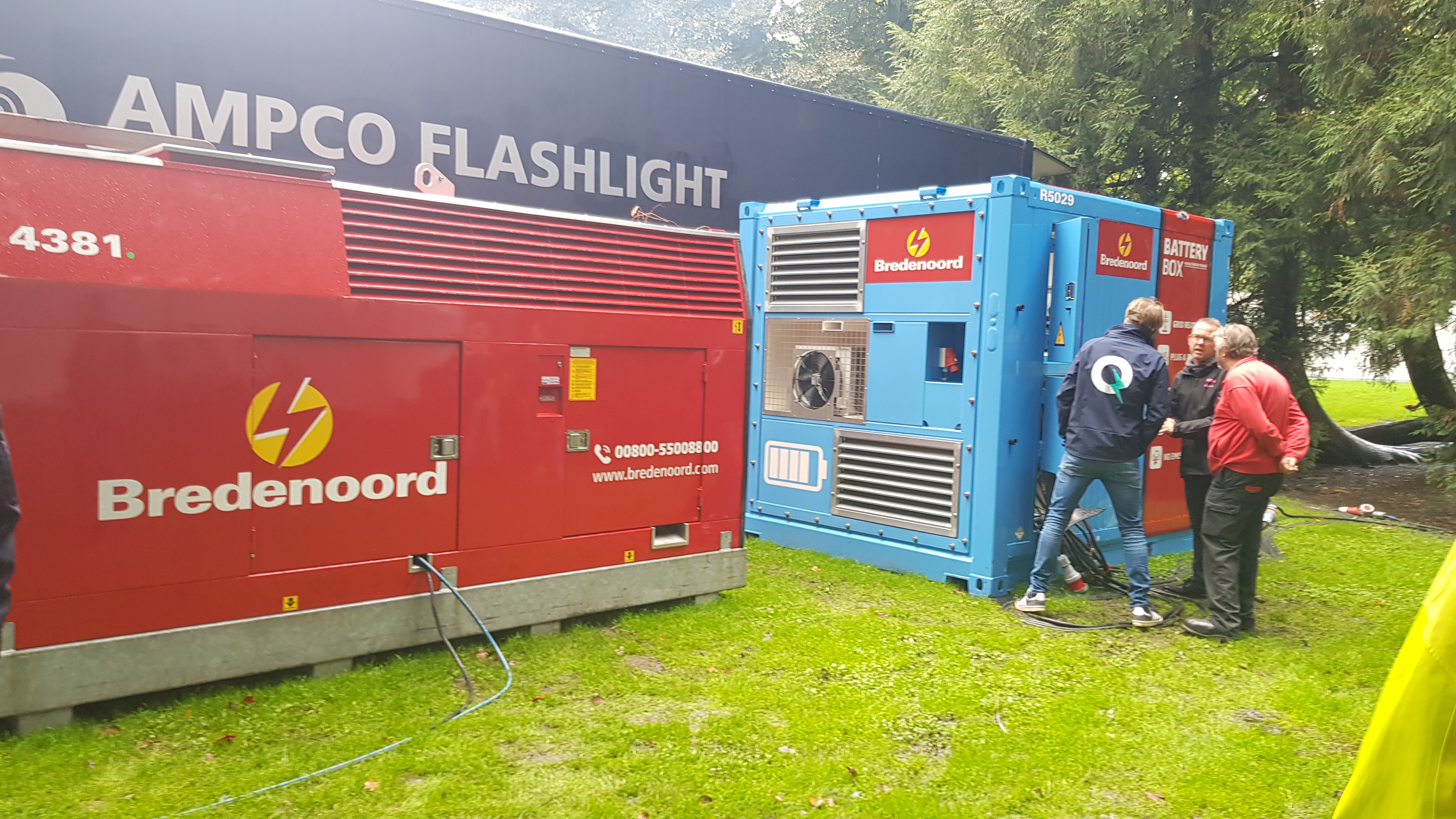 Diesel generator set (red container) serving as a backup system for a battery pack (blue container) in a site equipped with a fixed-grid power supply point at Breda Barst 2022