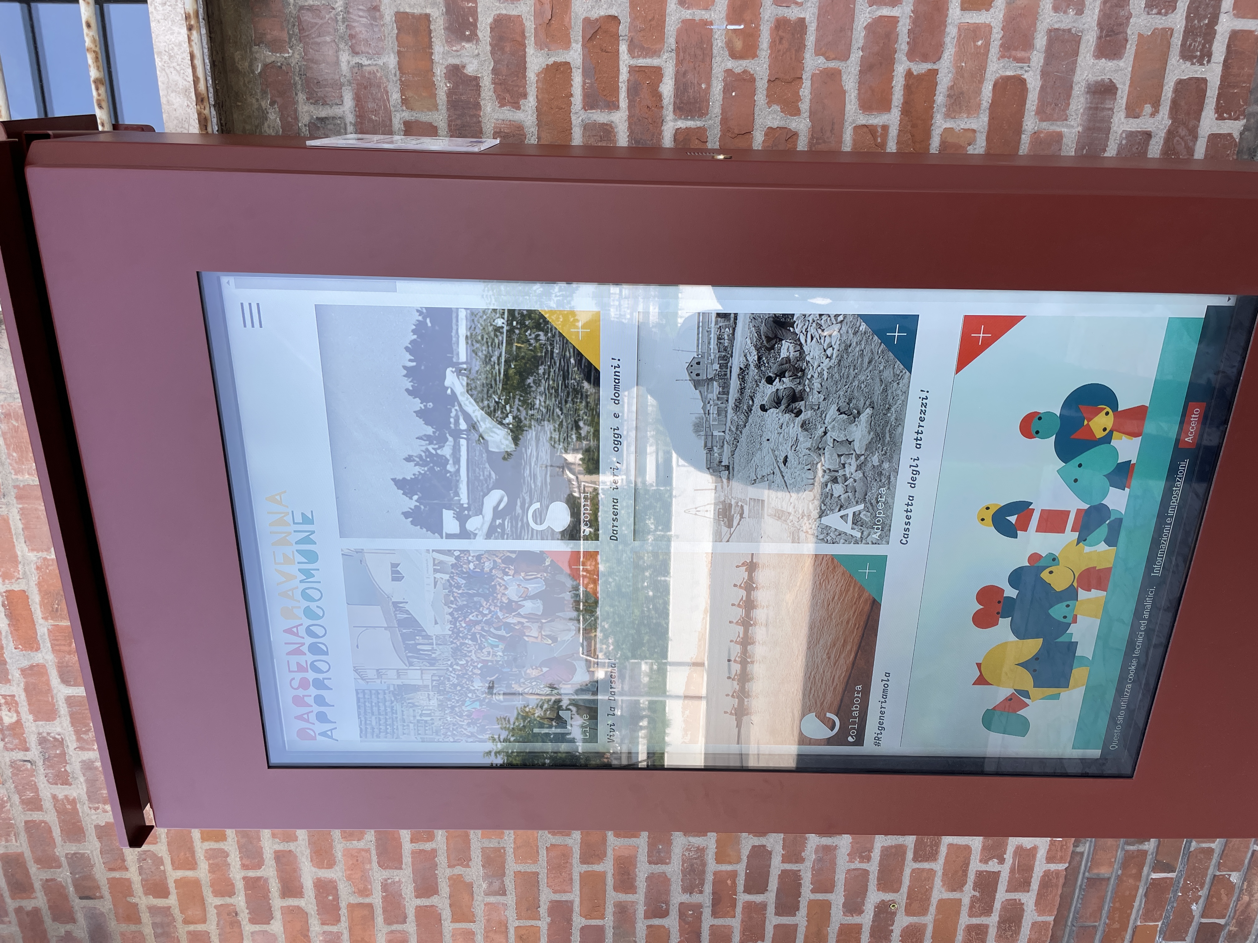 Digital screen at the Candiano Canal