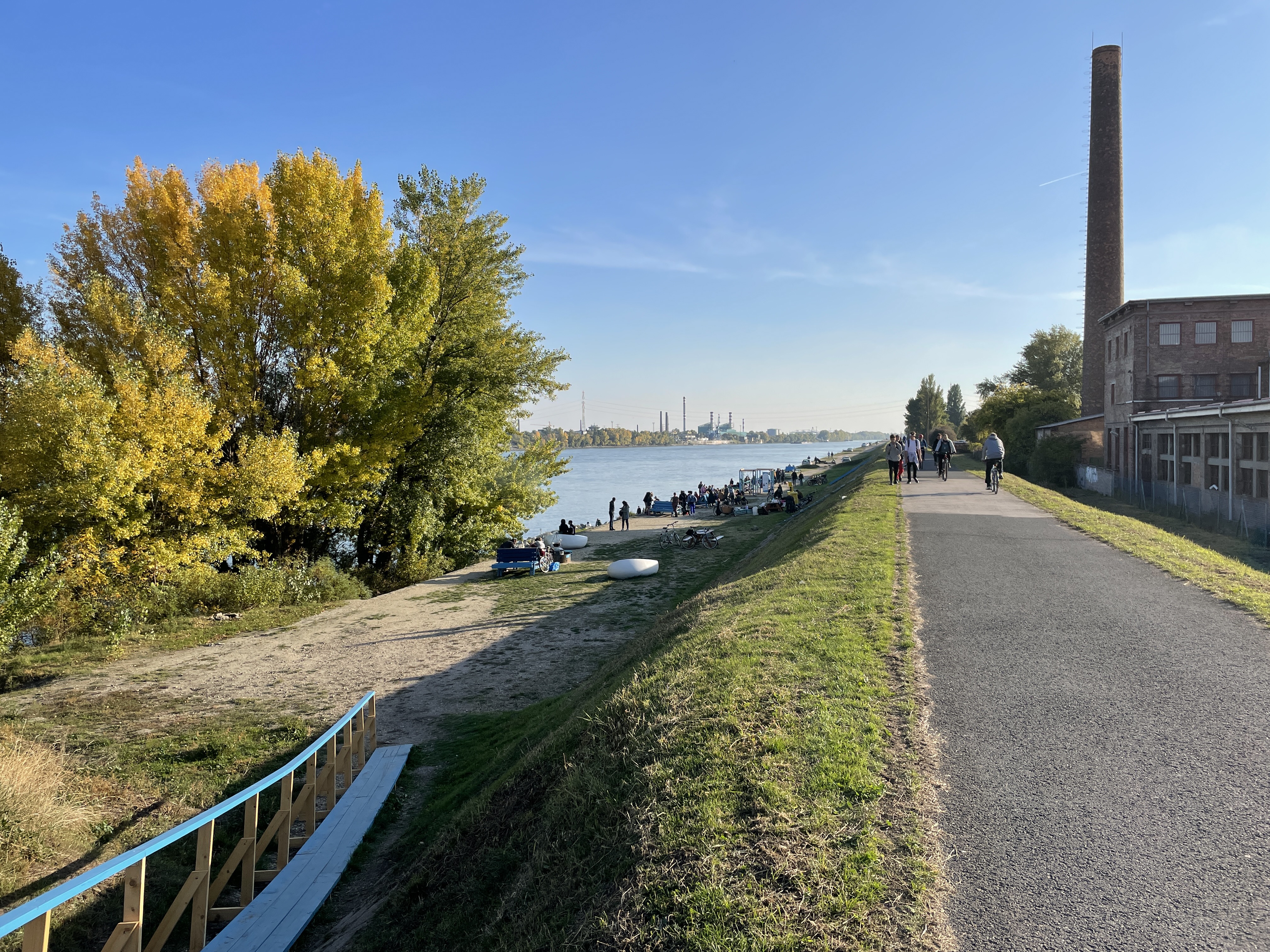 Árasztó part, new public space in Újbuda. Photo (cc) Levente Polyak