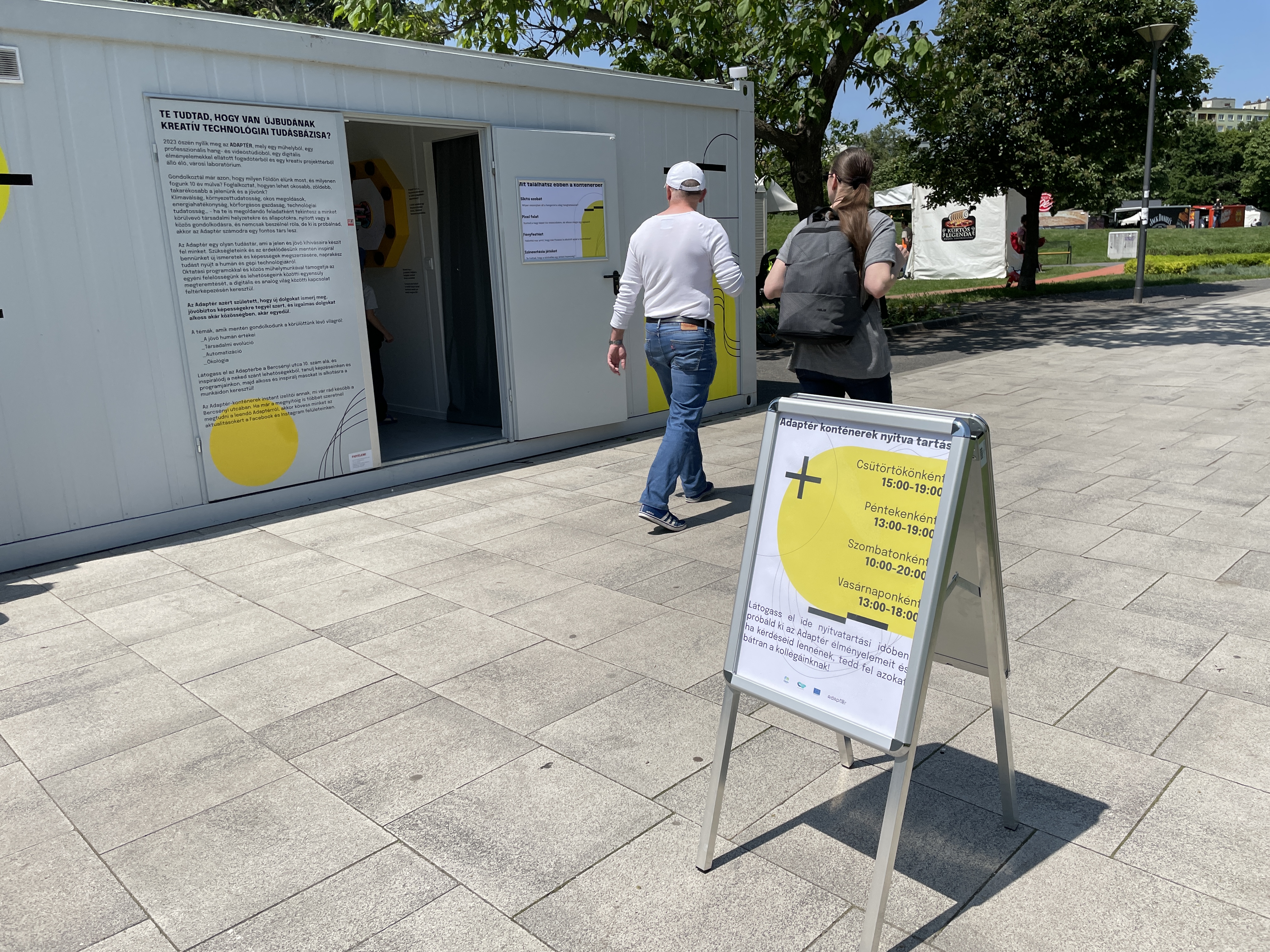 Reaching out to passers-by: mobile outposts in Bikás park