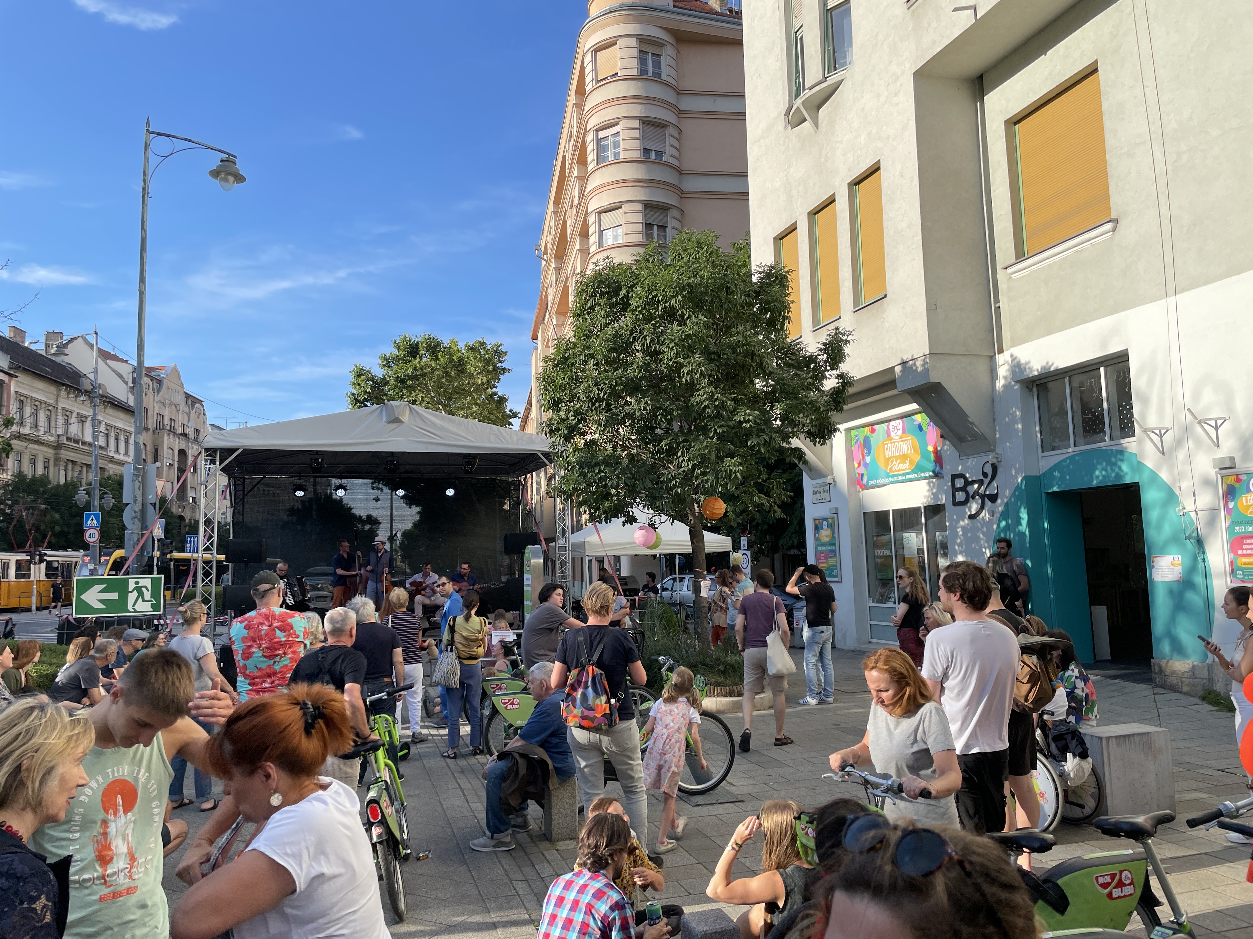 Open-air cultural event at the municipal cultural centre B32