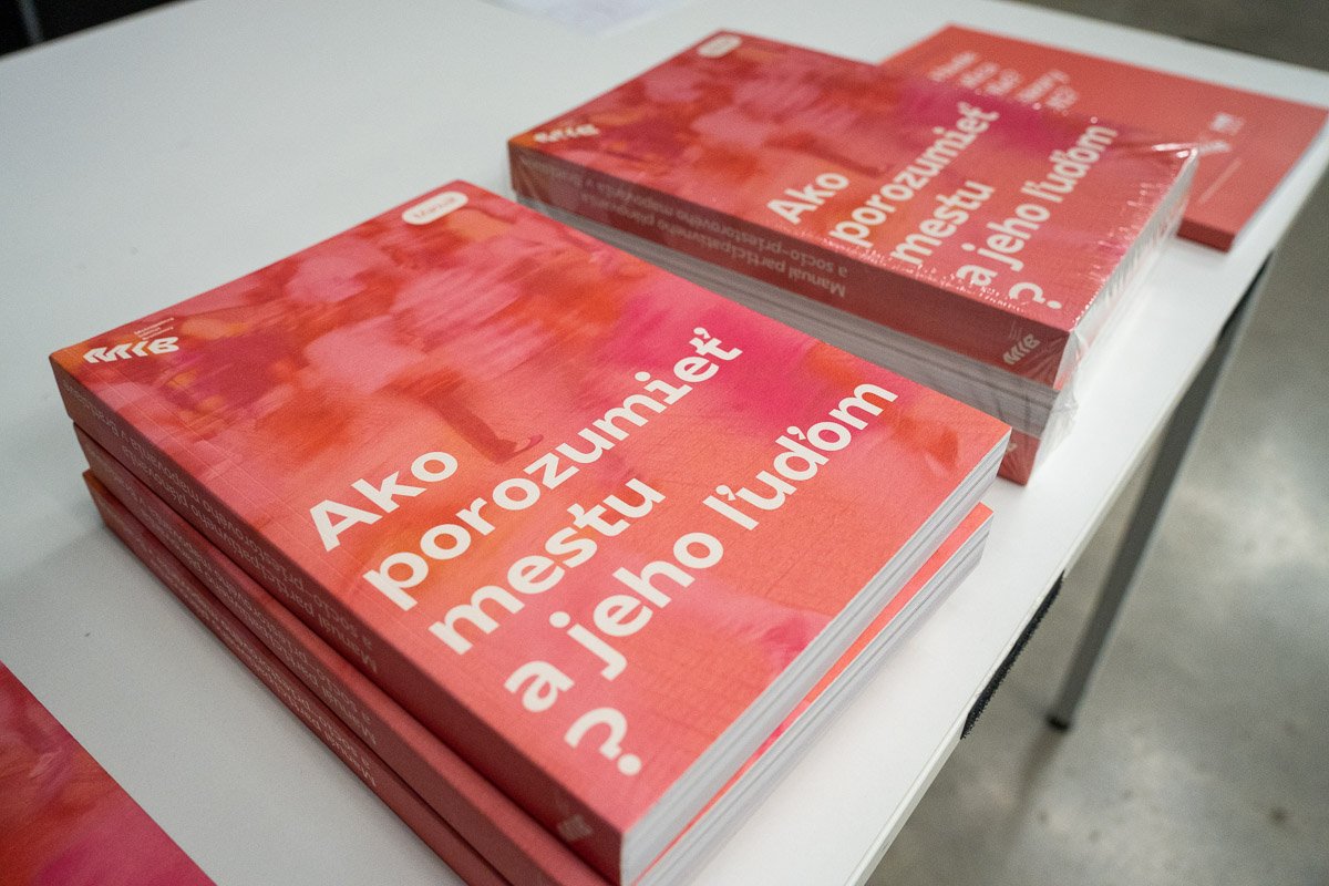 “How to understand the city and its people” handbook served as a reference for the Participation courses.