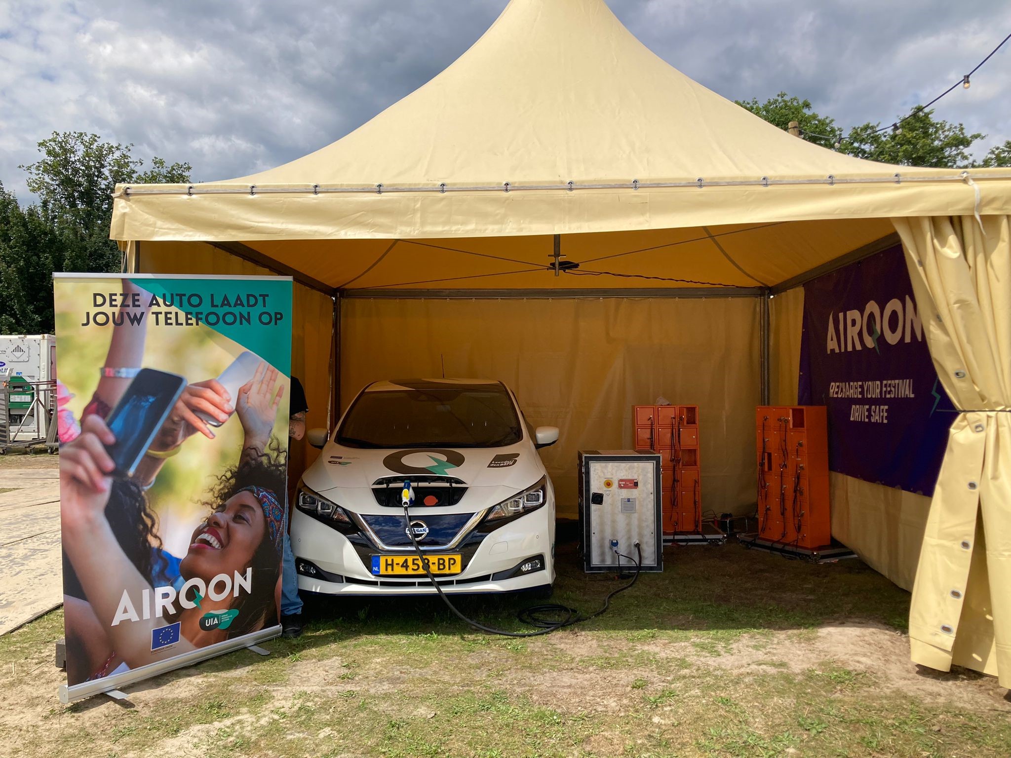 Electric car providing power to charge mobile phones by means of an outdoor, advanced AirQon device (Source: facebook.com/airqon)