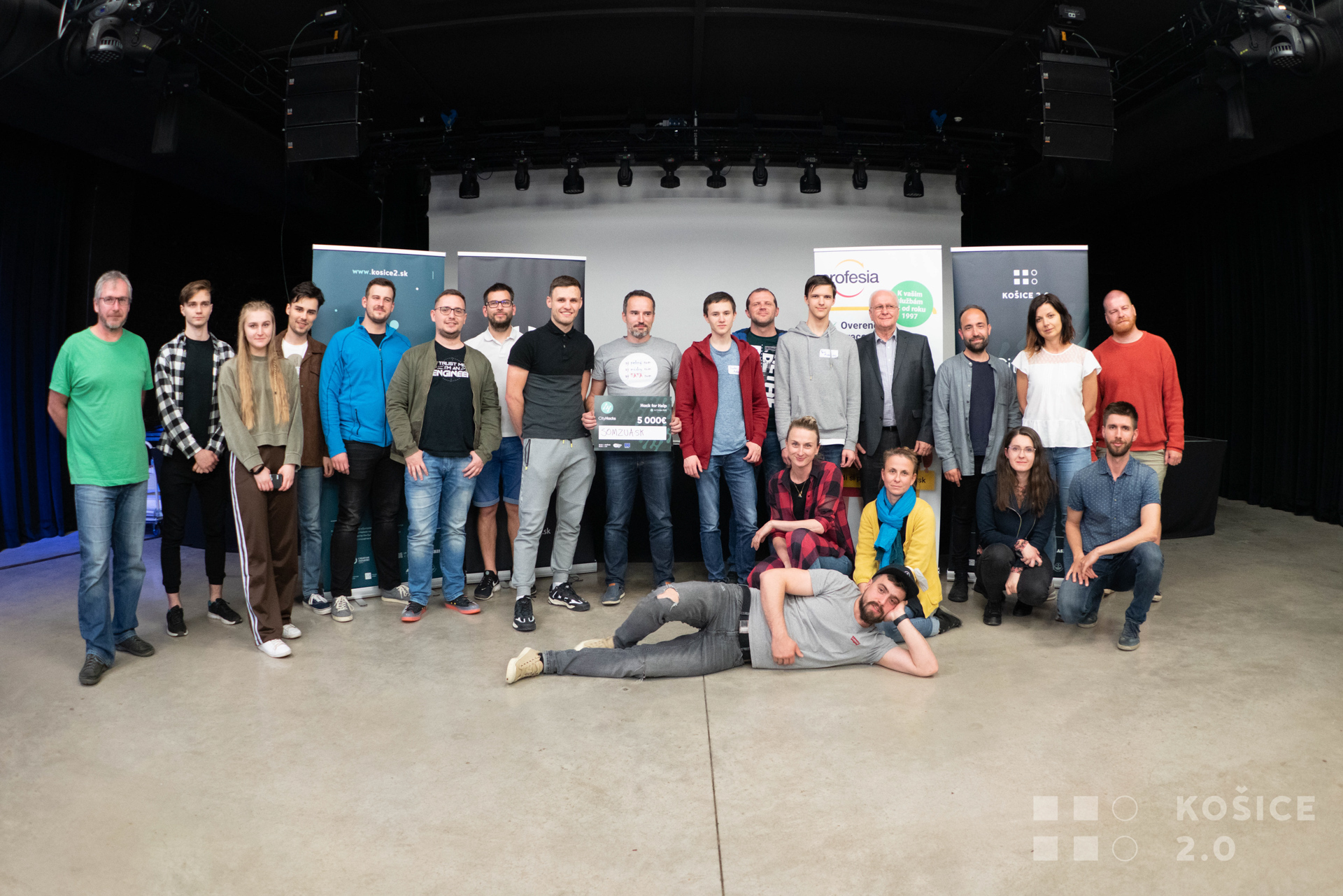 Organising team and participants of the second hackathon. The winners (center) received 5.000 Euros as an award for their prototype.