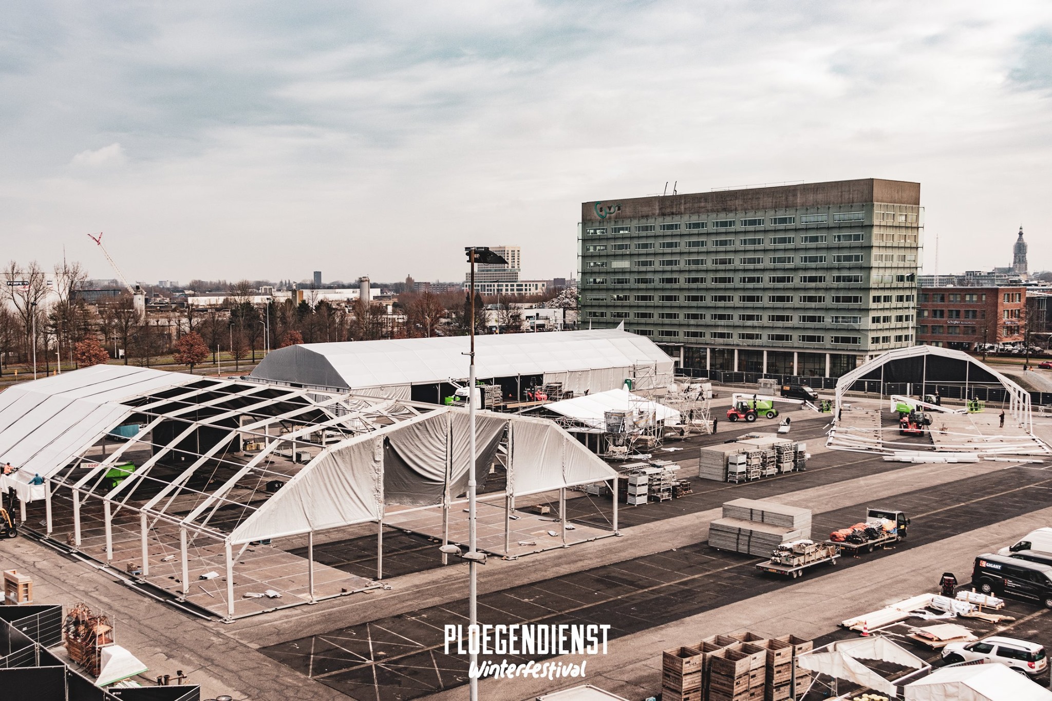 Concert tents (left picture) and stages (right picture) being assembled for Ploegendienst Winterfestival 2020 (Source: facebook.com/ploegendienst)