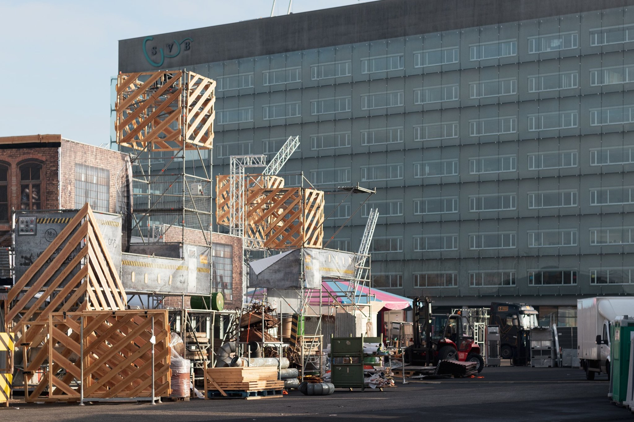 Concert tents (left picture) and stages (right picture) being assembled for Ploegendienst Winterfestival 2020 (Source: facebook.com/ploegendienst)