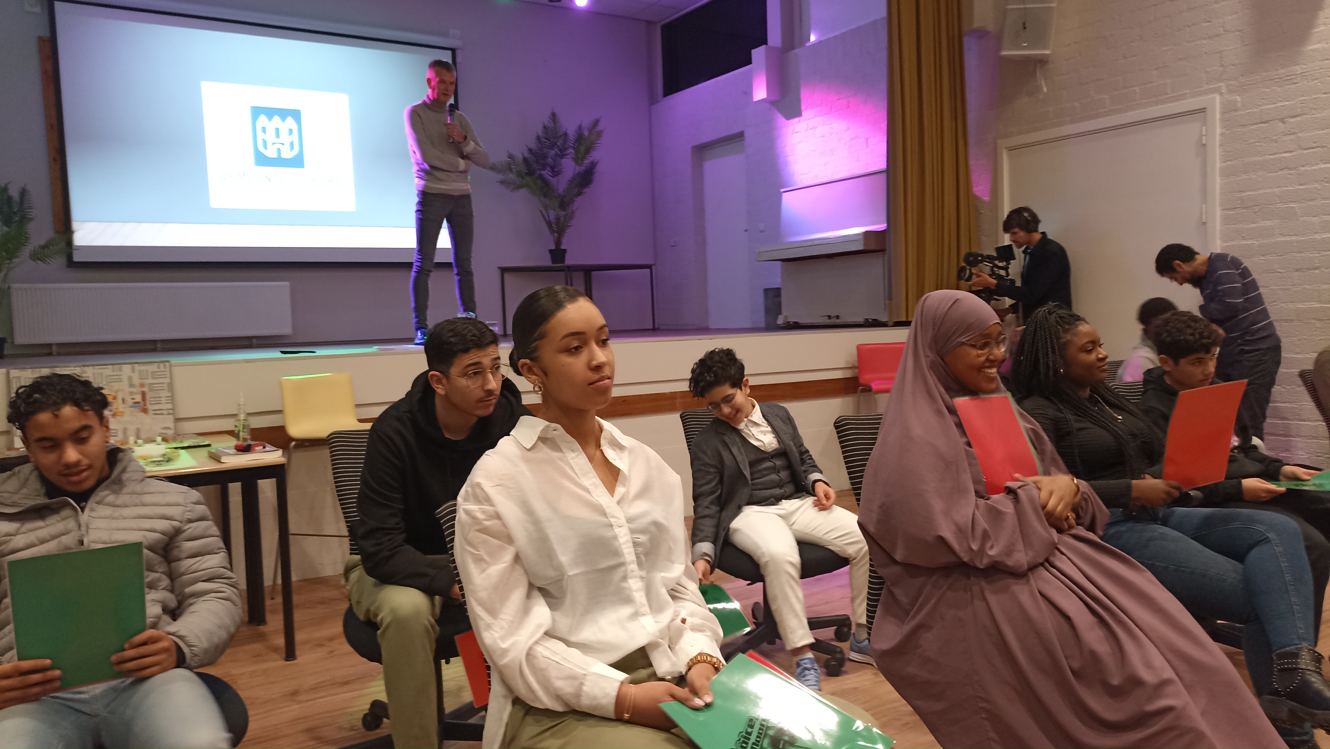 Youngsters in the decisive Yes or No voting position