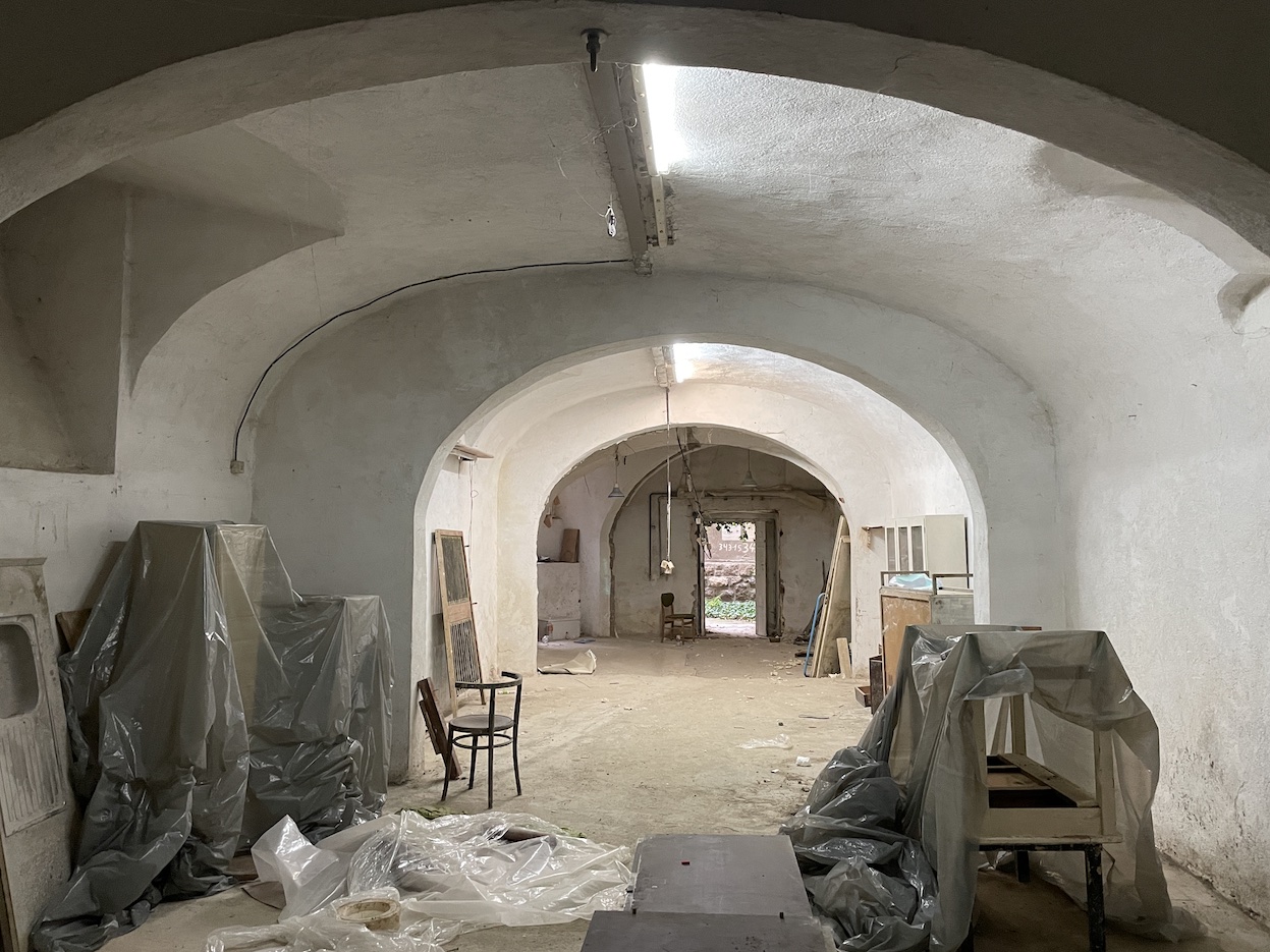 Art ateliers waiting for renovation. Photo by Levente Polyak
