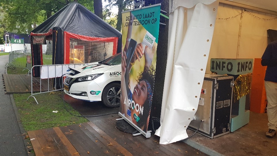 AirQon in operation with Nissan Leaf (left) and outdoor AirQon bidirectional charger (right) in Breda Barst 2022