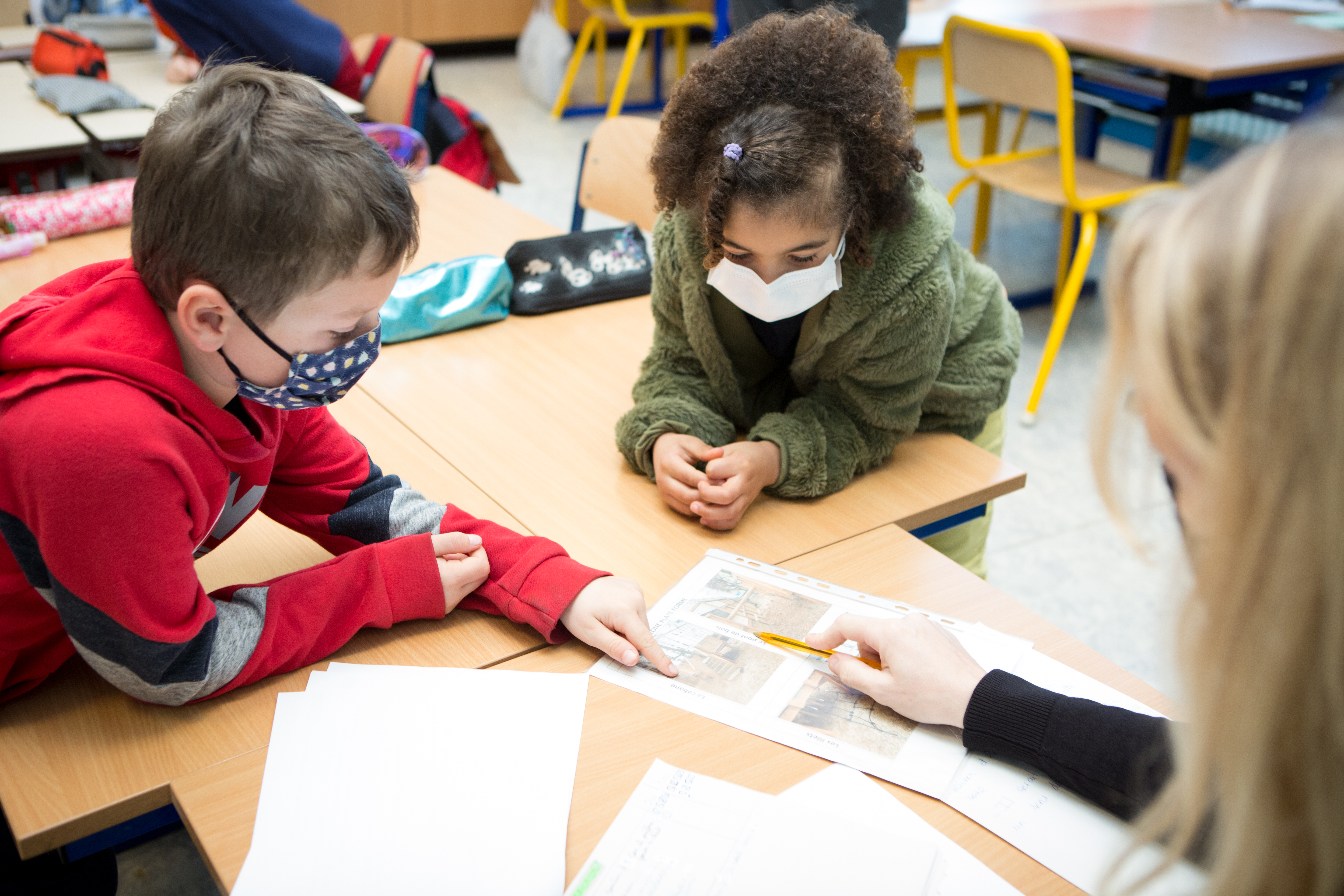 Pupils thinking of the chart of use during the positive writing workshop © Ligue de l’enseignement / Marion Pouliquen