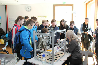 During the Jožef Stefan Research Institute Open Days in March 2019: testing bacterial aggregates for the decagating of biological polymers such as lignin. ©Radojko Jačimović