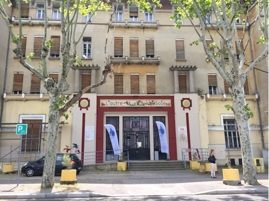 Entrance of L’Autre Soie. Photo (cc) Eutropian