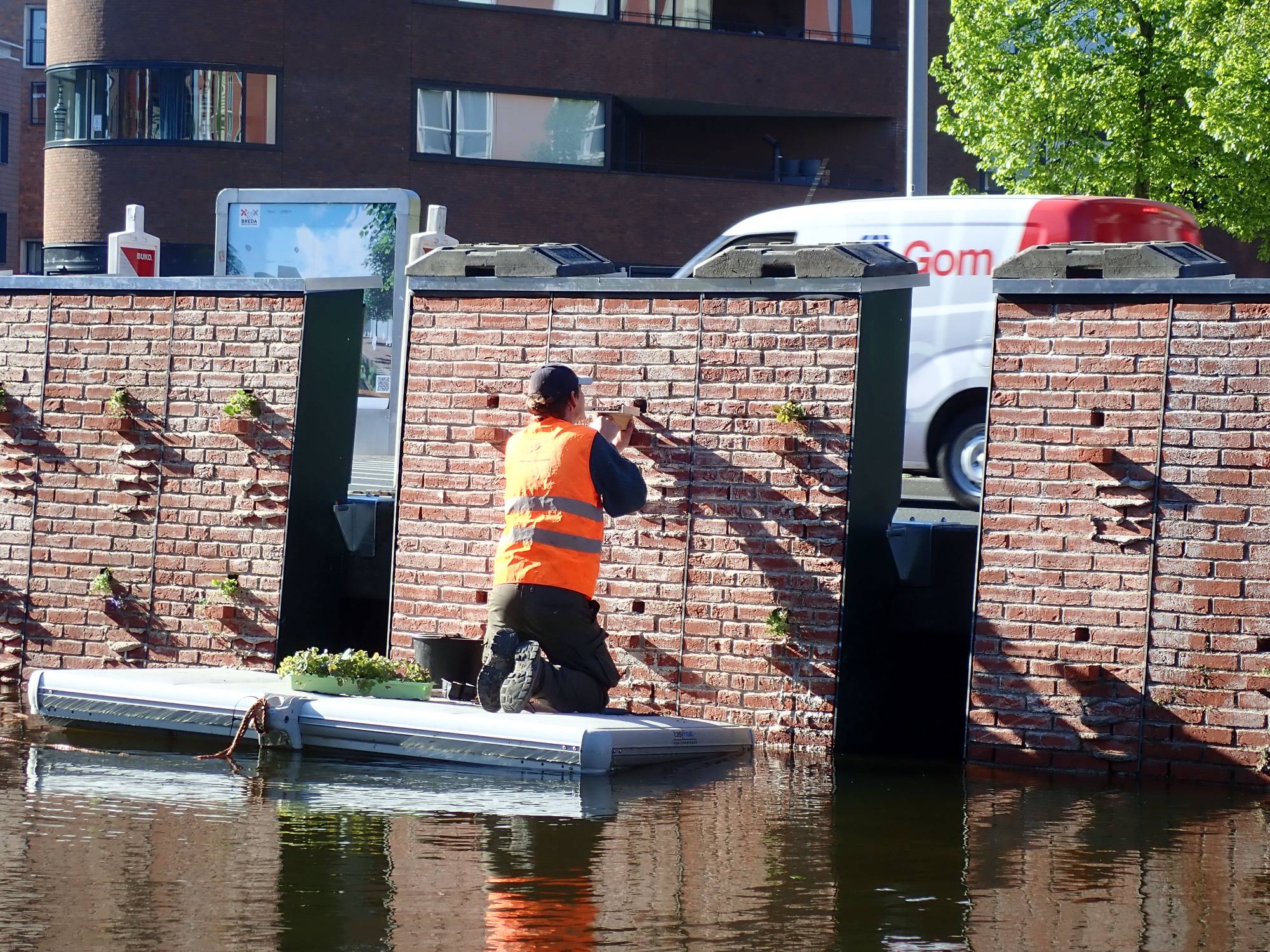 Applying wall plants at the small-scale test site