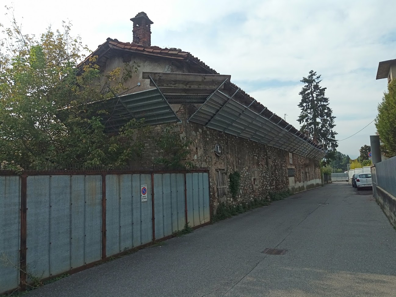 The abandoned farmhouse that will be renovated to host the Hub for Kids functions