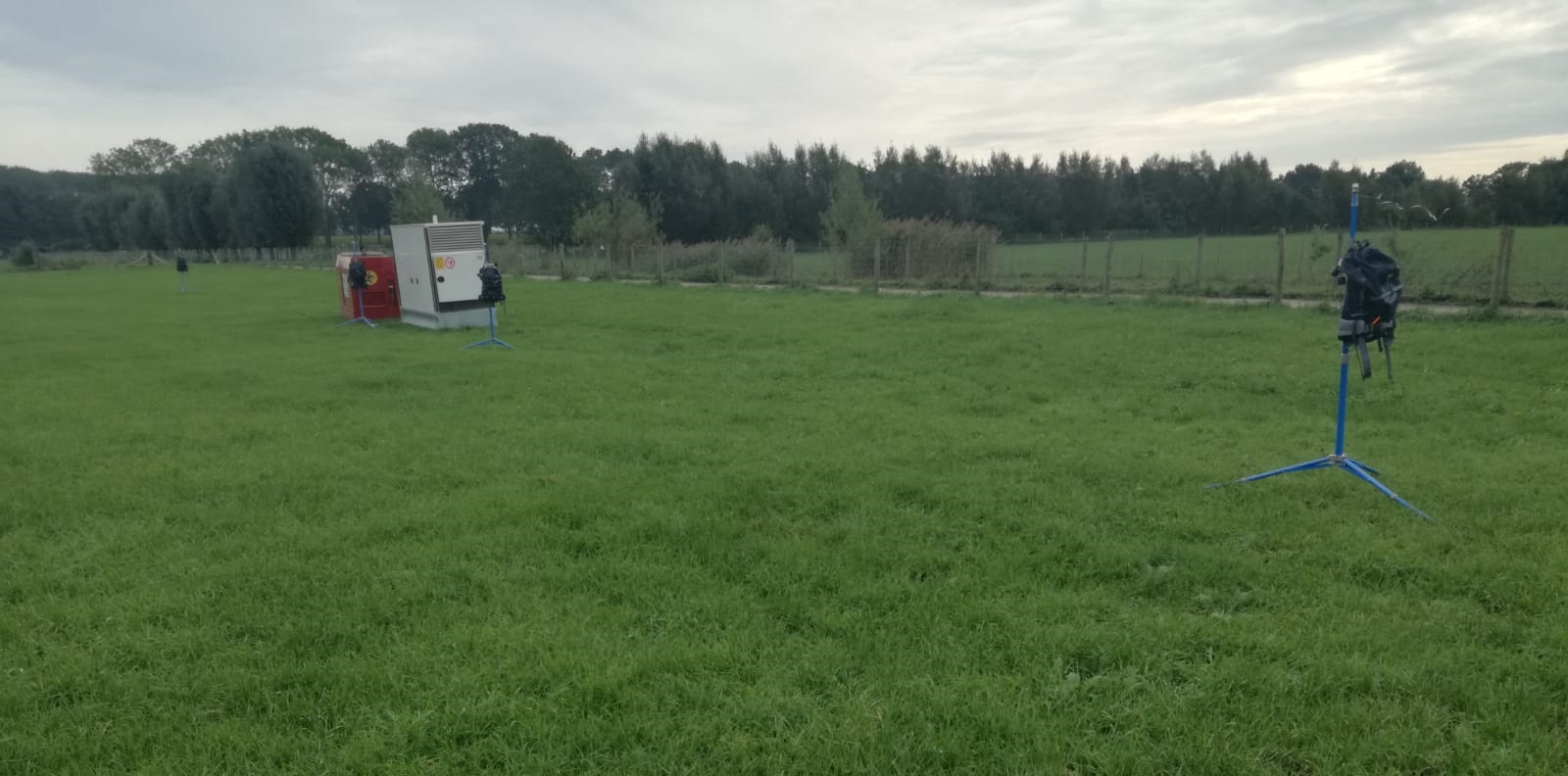 Backpack measurement kit situated at a certain distance from the emitting source during the measurement campaign