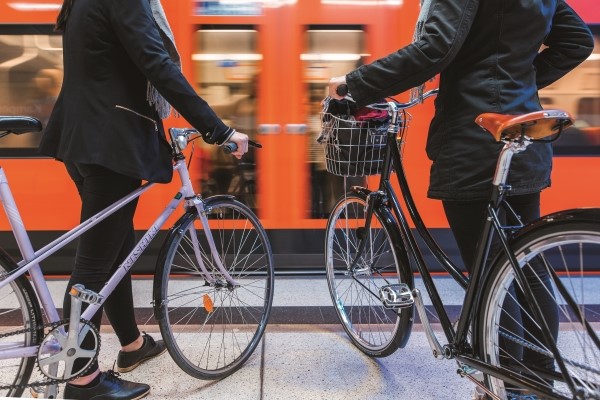 Cycling or walking and using public transport are efficient ways to improve air quality. Photo: Jussi Hellsten