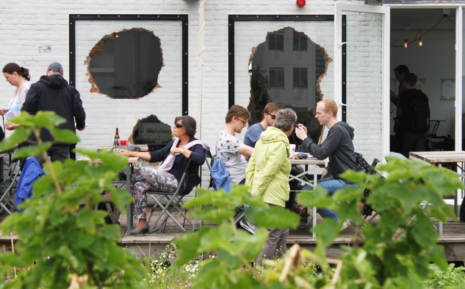 People relaxing at the café on the DakAkker blue-green roof