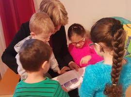 The neighborhood manager Ele Schöfthaler visits the children of care workers for storytelling sessions. (Source: Ele Schöfthaler)