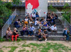 Picture representing people discussing and eating in an urban environment