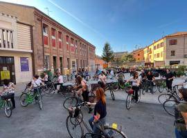 picture depicting a group of people ready to start for a cycling tour of the city