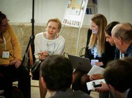 Picture representing people discussing