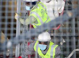 Construction workers with masks 