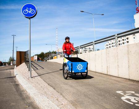 The purpose of the bike path is to enable smooth and safe cycling all year-round. The cycle path will be separated from both pedestrians and cars in order to create a clear hierarchy between different travel modes. The bike path will be experimenting with