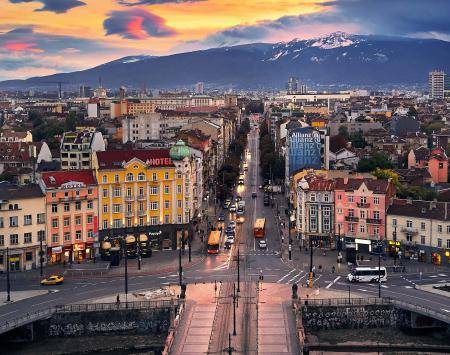 Innovative demand responsive green public transportation for cleaner air in urban environment