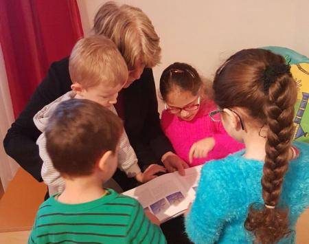The neighborhood manager Ele Schöfthaler visits the children of care workers for storytelling sessions. (Source: Ele Schöfthaler)