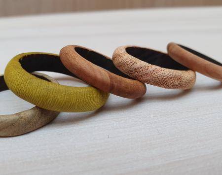 Unique jewellery made of wood of invasive species