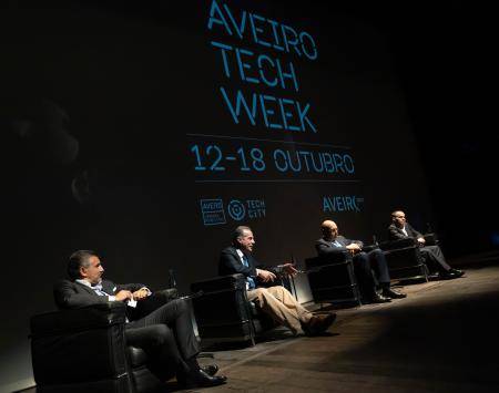 Picture representing people discussing