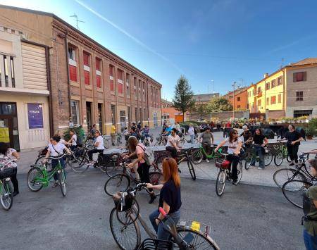 picture depicting a group of people ready to start for a cycling tour of the city
