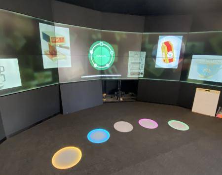 Multi-screens interactive display where visitors can navigate stories combining museum collections and populations’ memories