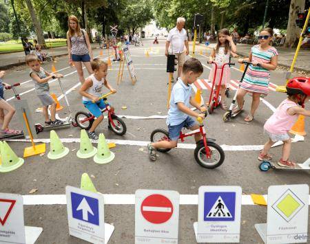 Széchenyi Square Swarming with Scooters and Mini Motorbikes