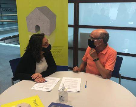 First owner signed contract to bring his flat to the ‘Yes, we rent!’ housing scheme 